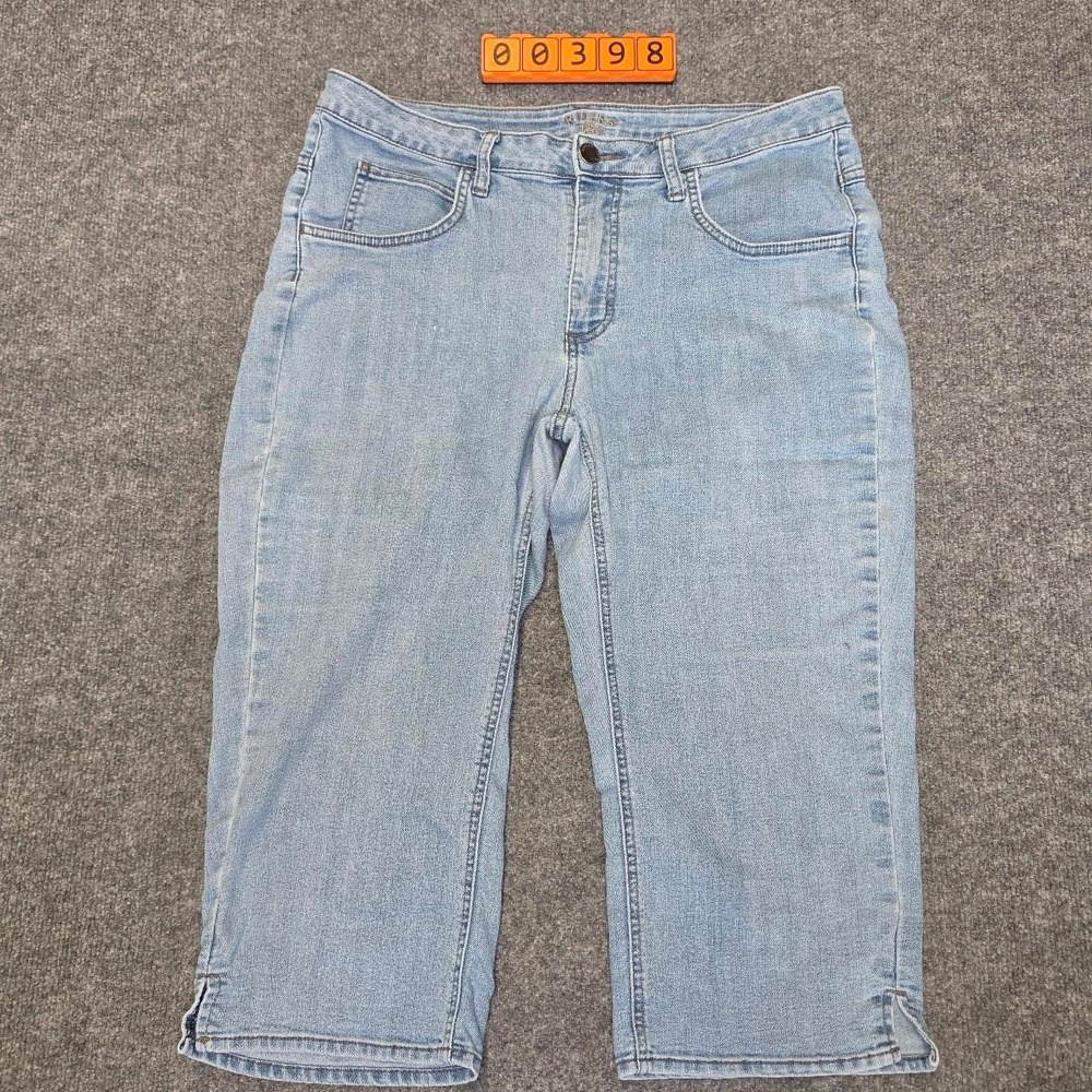 Riders by Lee light wash denim capri jeans  minor stain on side of leg, size M